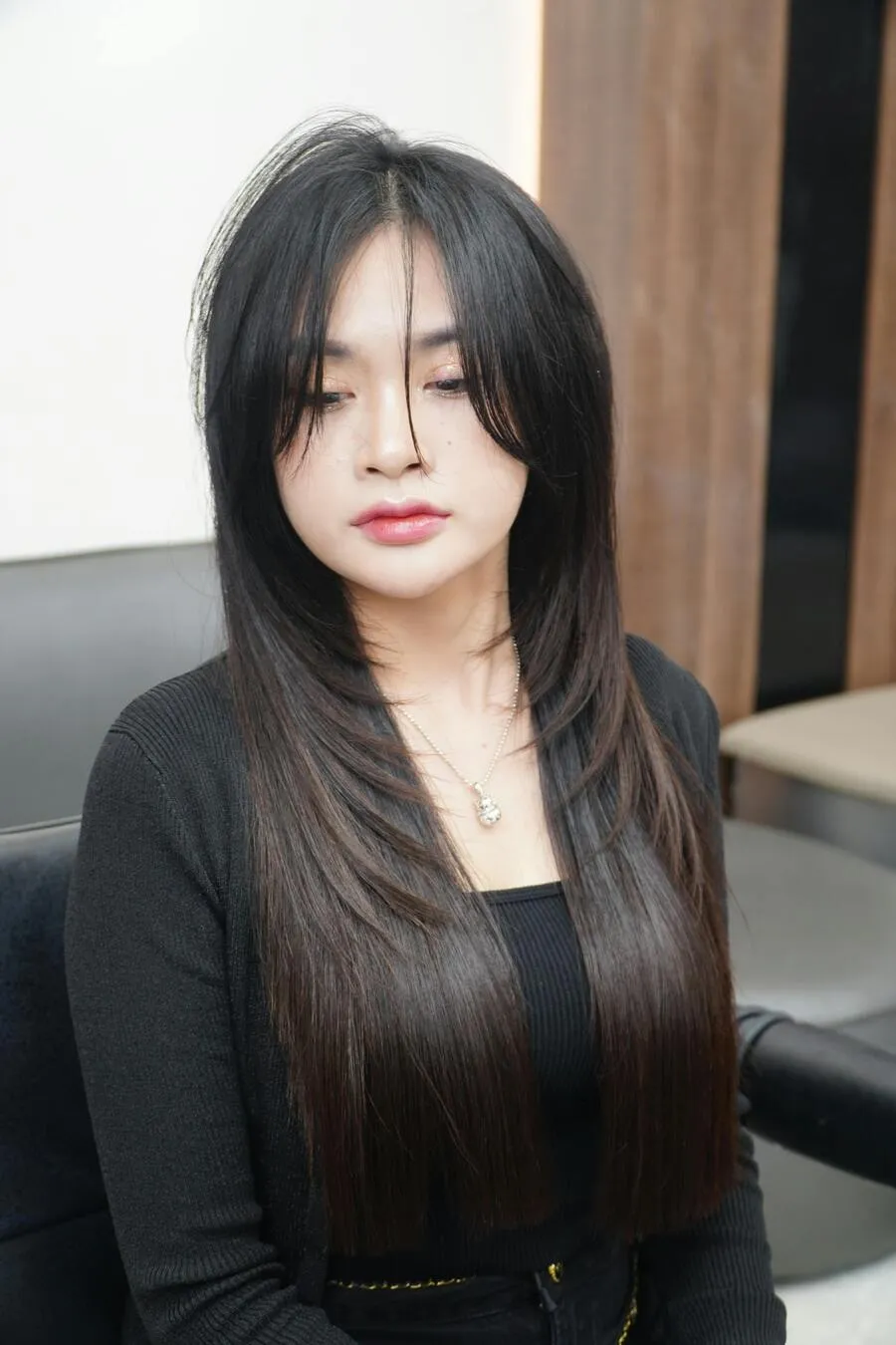 Peinado con ondas suaves y textura natural.